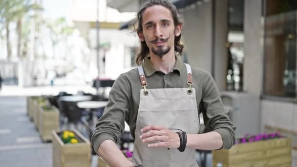 Jovem Homem Hispânico Garçom Sorrindo Confiante Com Braços Cruzados Gesto — Vídeo de Stock