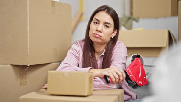 Young Beautiful Hispanic Woman Packing Cardboard Box Sad Expression New — Stock Video