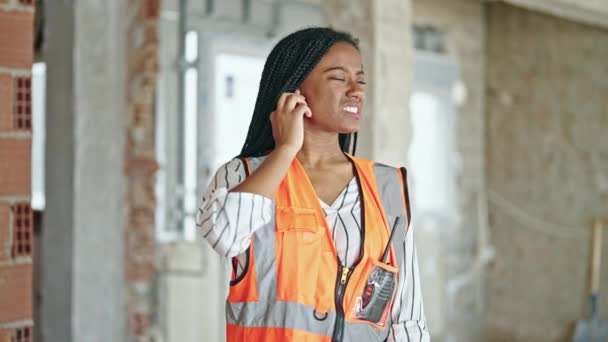 Mujer Afroamericana Constructora Con Auriculares Para Ruido Haciendo Gesto Pulgar — Vídeos de Stock
