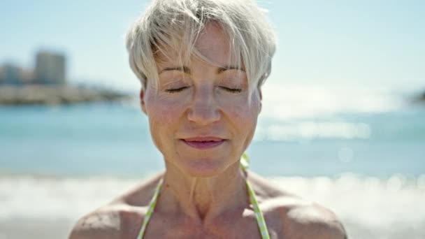 Medelålders Blond Kvinna Turist Bär Bikini Andas Stranden — Stockvideo