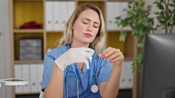 Junge Blonde Ärztin Zieht Klinik Müde Handschuhe Aus — Stockvideo