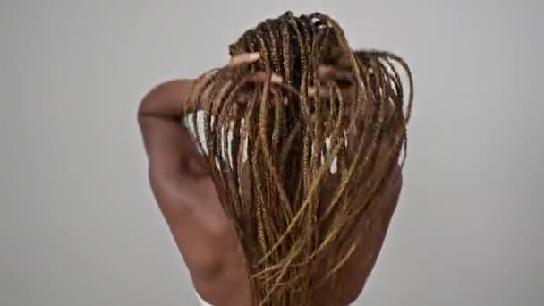 Afričanky Americká Žena Dotýká Její Vlasy Pozpátku Přes Izolované Bílé — Stock video