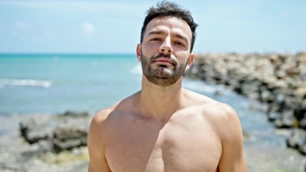 Joven Turista Hispano Sonriendo Confiado Sin Camisa Playa — Vídeo de stock