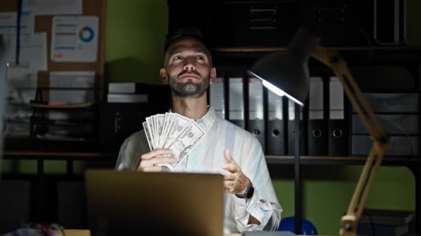 Junger Hispanischer Geschäftsmann Mit Dollars Büro — Stockvideo
