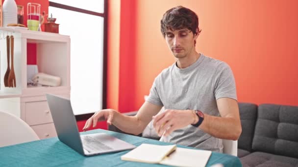 Νεαρός Ισπανόφωνος Που Χρησιμοποιεί Laptop Γράφοντας Στο Σημειωματάριο — Αρχείο Βίντεο