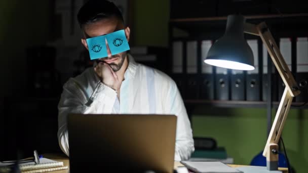 Młody Latynoski Pracownik Biznesowy Zmęczony Przypomnieniami Zakrywającymi Oczy Biurze — Wideo stockowe