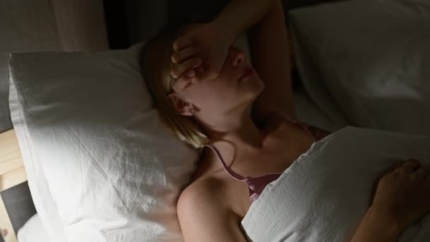 Молодая Блондинка Лежит Кровати Грустным Лицом Спальне — стоковое видео