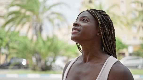 Afro Amerikaanse Vrouw Glimlachend Zelfverzekerd Kijkend Naar Hemel Met Winnaar — Stockvideo