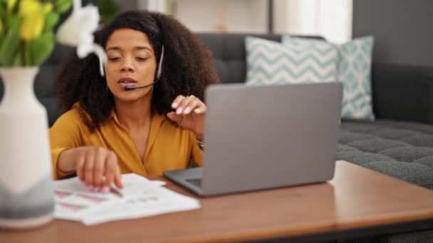 Afrikai Amerikai Call Center Ügynök Miután Videohívás Dolgozik Otthon — Stock videók