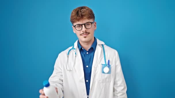Genç Spanyol Doktor Gülümsüyor Mavi Arka Planda Ilaç Şişesi Tutuyor — Stok video
