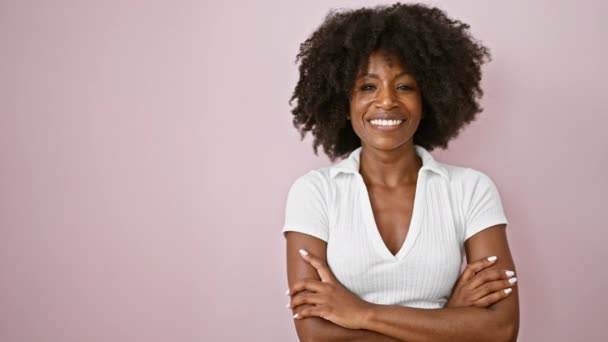 Mujer Afroamericana Sonriendo Confiada Pie Con Los Brazos Cruzados Gesto — Vídeos de Stock