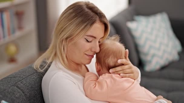Anne Kızı Evde Birbirlerine Sarılıyorlar — Stok video