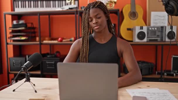 Afrykańska Amerykanka Muzyk Robi Ćwiczenia Jogi Studio Muzycznym — Wideo stockowe