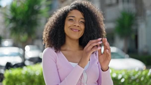 Afro Amerikalı Kadın Gülümsüyor Parkta Elleriyle Kalp Hareketi Yapıyor — Stok video