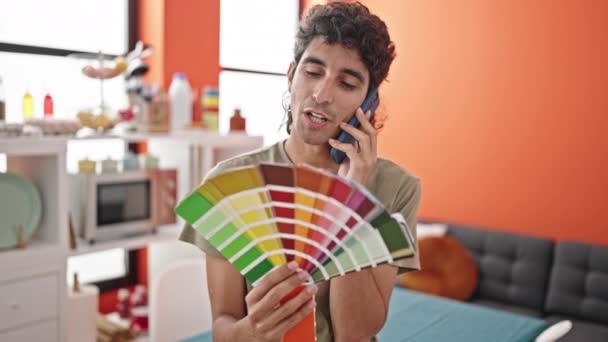 Joven Hispano Sosteniendo Prueba Color Hablando Smartphone Comedor — Vídeos de Stock