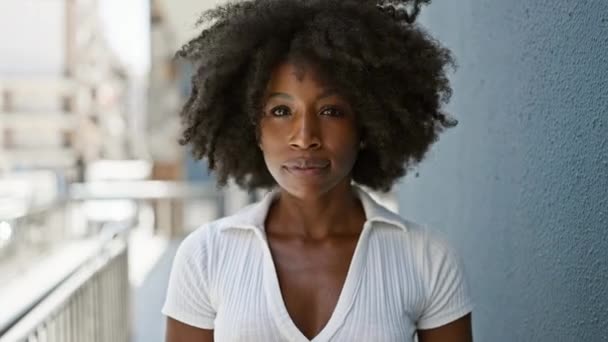 Afro Amerikalı Kadın Ciddi Bir Ifadeyle Hayır Diyor — Stok video