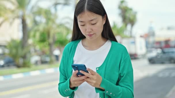 Joven Mujer China Haciendo Gesto Parada Con Teléfono Inteligente Mano — Vídeo de stock