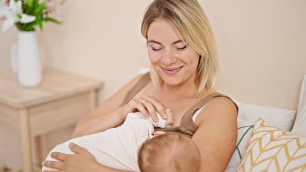 Anne Kızı Yatakta Oturup Bebek Emzirerek Yatak Odasında Ele Öpüşüyorlar — Stok video