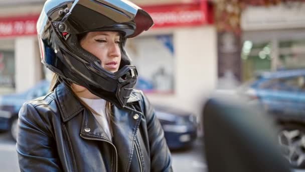 Jong Blond Vrouw Dragen Motorfiets Helm Straat — Stockvideo