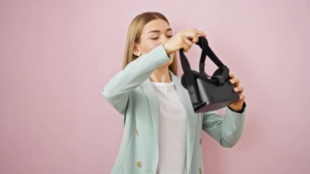 Junge Blonde Geschäftsfrau Mit Virtual Reality Brille Vor Isoliertem Rosa — Stockvideo