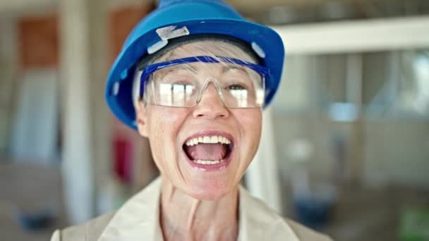 中年金发女建筑师自信地站在建筑工地 — 图库视频影像