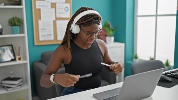 Trabajadora Negocios Afroamericana Escuchando Música Haciendo Gesto Batería Oficina — Vídeos de Stock