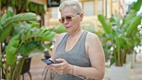 Mulher Cabelos Grisalhos Meia Idade Usando Smartphone Sorrindo Parque — Vídeo de Stock