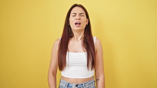 Genç Güzel Spanyol Kadın Gülümsüyor Kendinden Emin Izole Edilmiş Sarı — Stok video