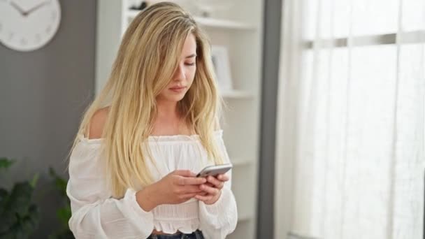 Mladá Blondýna Žena Pomocí Smartphone Ležící Pohovce Doma — Stock video