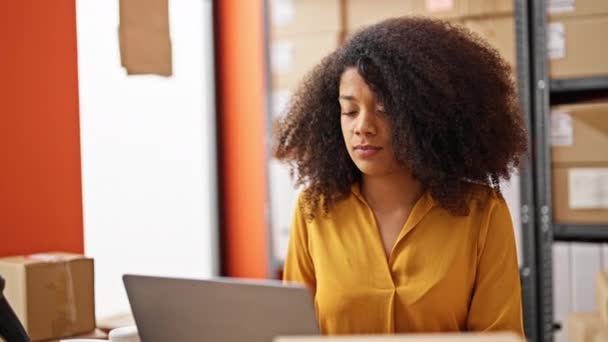 Afro Americano Mulher Comércio Eletrônico Trabalhador Negócios Usando Laptop Olhando — Vídeo de Stock