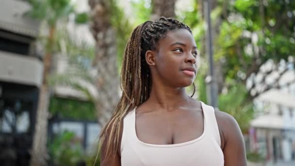 Mujer Afroamericana Sonriendo Confiada Pie Parque — Vídeos de Stock