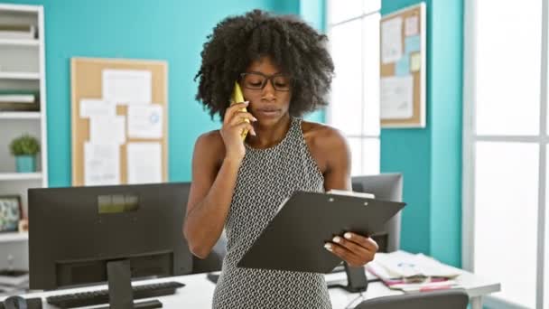 Afrykańska Amerykanka Pracownik Biznesu Rozmawia Smartfonie Czytania Dokumentu Biurze — Wideo stockowe