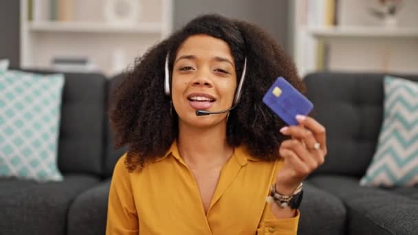 アフリカ系アメリカ人女性コールセンターエージェント 自宅でクレジットカードを保有 — ストック動画