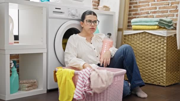 Jovem Bela Mulher Hispânica Cansada Lavar Roupa Lavanderia — Vídeo de Stock
