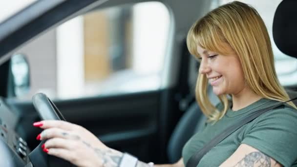 Ung Blond Kvinna Ler Säker Bilkörning Gatan — Stockvideo
