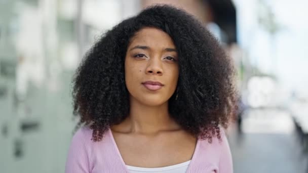 Африканская Американка Улыбается Уверенно Делая Молчаливый Жест Улице — стоковое видео