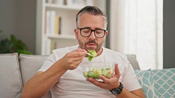 Homem Cabelos Grisalhos Comendo Salada Fazendo Gesto Polegar Casa — Vídeo de Stock