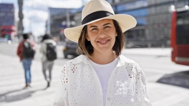 Hermosa Joven Hispana Sonriendo Confiada Usando Sombrero Verano Las Calles — Vídeos de Stock
