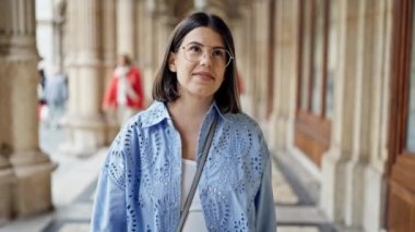 Genç ve güzel İspanyol kadın Viyana sokaklarında gülümsüyor