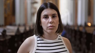 Viyana 'daki Augustinian Kilisesi' nde kiliseyi ziyaret eden güzel İspanyol bir kadın.