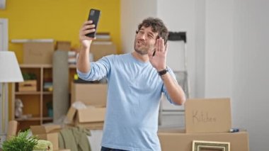 Genç İspanyol bir adam yeni evinde görüntülü arama yapıyor.