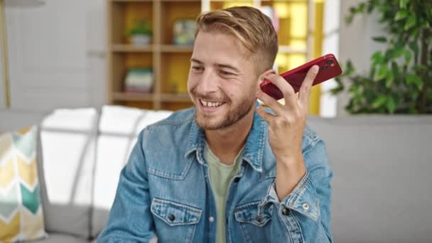 Jonge Kaukasische Man Luisteren Voice Message Door Smartphone Zitten Bank — Stockvideo