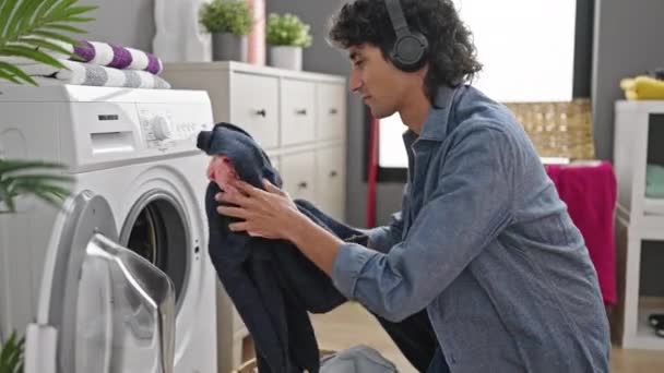 Çamaşır Odasında Gülümseyen Müzik Dinleyen Latin Asıllı Genç Adam — Stok video