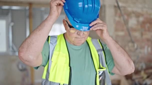 Constructor Hombre Pelo Gris Mediana Edad Sonriendo Confiado Usando Hardhat — Vídeos de Stock