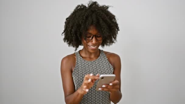 アフリカ系アメリカ人女性ビジネスワーカーは 孤立した白い背景の上にスマートフォンを使用して自信を持って微笑みます — ストック動画