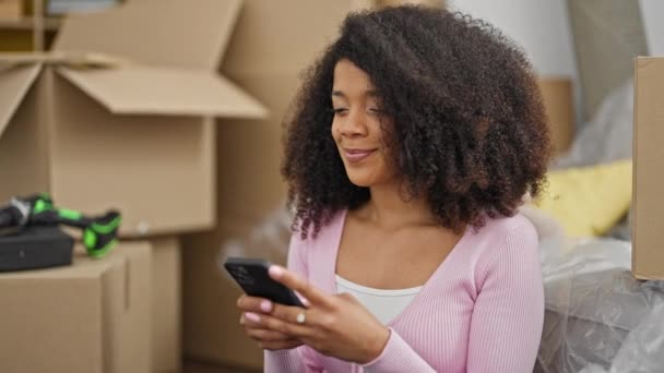 Femme Afro Américaine Utilisant Smartphone Assis Sur Canapé Nouvelle Maison — Video
