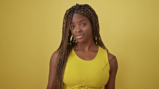 Mujer Afroamericana Señalándose Misma Diciendo Con Cabeza Sobre Fondo Amarillo — Vídeos de Stock
