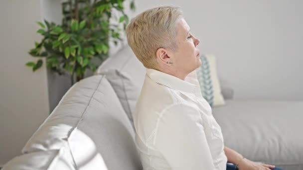 Grauhaarige Frau Mittleren Alters Entspannt Auf Dem Heimischen Sofa — Stockvideo