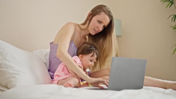Mutter Und Tochter Sitzen Mit Laptop Auf Bett Schlafzimmer — Stockvideo
