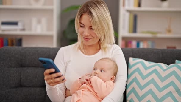 Μητέρα Και Κόρη Αγκαλιάζονται Χρησιμοποιώντας Smartphone Στο Σπίτι — Αρχείο Βίντεο
